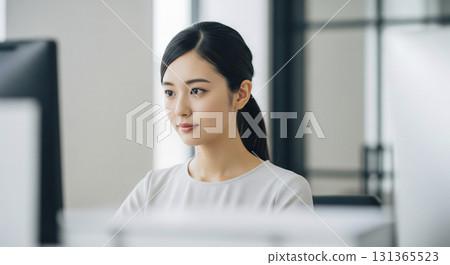 操作一台個人計算機的女商人在辦公室 131365523