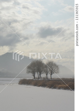 韓國楊口－帕羅湖湖面在極寒中結冰，呈現一片雪景 131365915