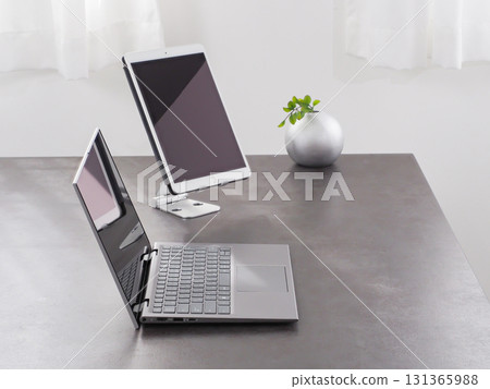 桌子上的筆記型電腦和平板電腦 131365988