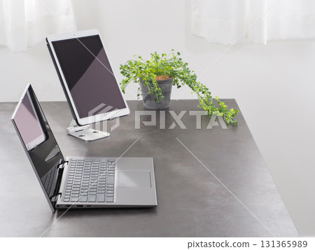 桌子上的筆記型電腦和平板電腦 131365989