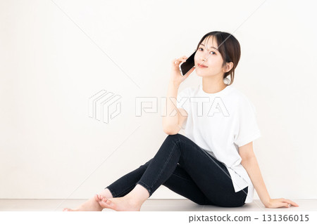 使用智慧型手機的女人 131366015