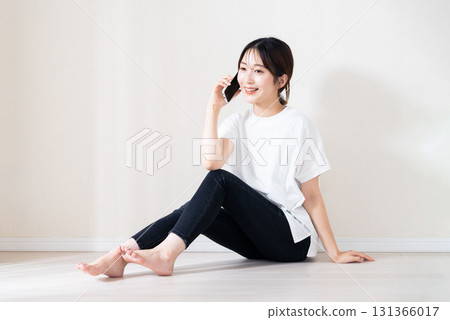 使用智慧型手機的女人 131366017