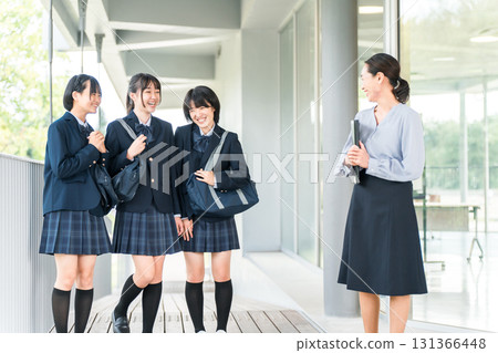 友善的女學生微笑著走過教學大樓並向老師打招呼（上學、回家、上下學） 131366448