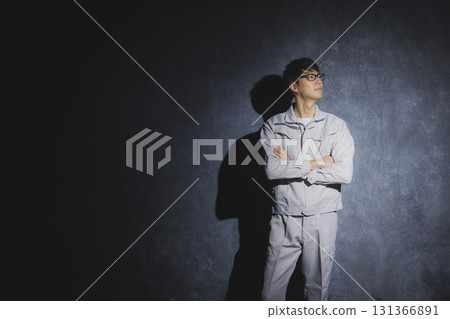 雙臂交叉工作服的男人 雙臂交叉工作服的男人 131366891