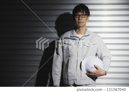 一名身穿工作服、戴著頭盔的男子 131367040