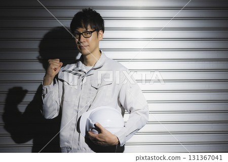 一名身穿工作服、戴著頭盔的男子 131367041