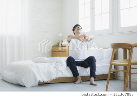 男人在臥室伸展身體 男人在臥室伸展身體 131367093
