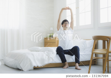 男人在臥室伸展身體 男人在臥室伸展身體 131367094