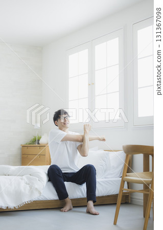 男人在臥室伸展身體 男人在臥室伸展身體 131367098