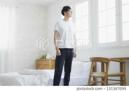 男人在臥室伸展身體 男人在臥室伸展身體 131367099