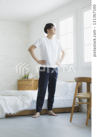 男人在臥室伸展身體 男人在臥室伸展身體 131367100