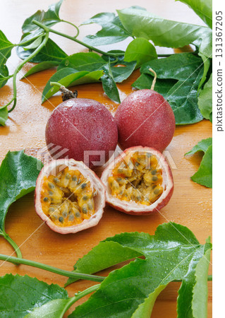 百香果和新鮮莓果各半 131367205