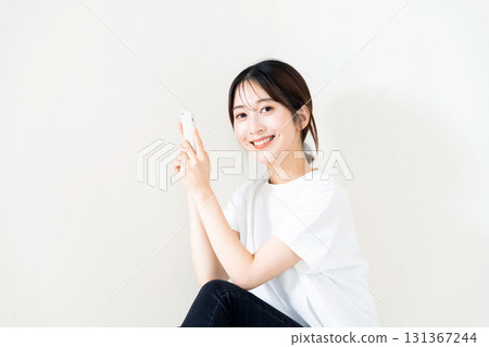 使用智慧型手機的女人 131367244