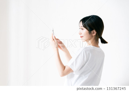 使用智慧型手機的女人 131367245