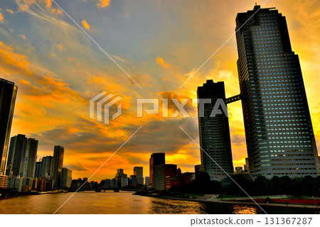 傍晚的聖路加花園，沐浴在橙色之中 131367287