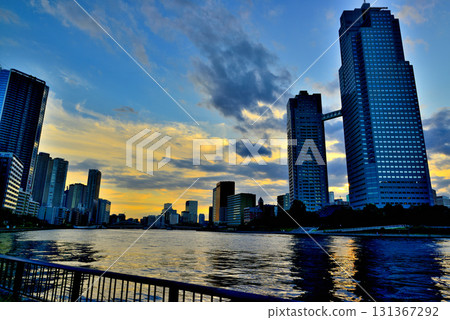 傍晚的聖路加花園，沐浴在橙色之中 131367292