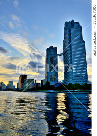 傍晚的聖路加花園,沐浴在橙色之中 傍晚的聖路加花園,沐浴在橙色之中 131367306