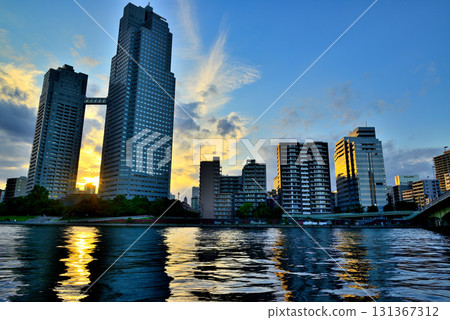 傍晚的聖路加花園，沐浴在橙色之中 131367312