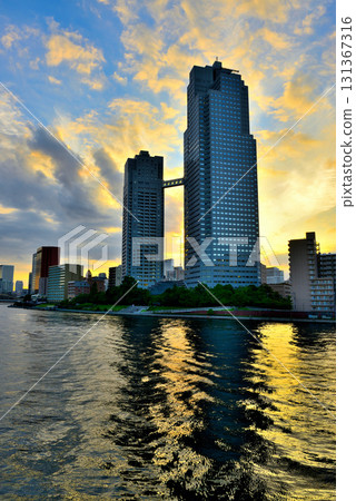 傍晚的聖路加花園,沐浴在橙色之中 傍晚的聖路加花園,沐浴在橙色之中 131367316