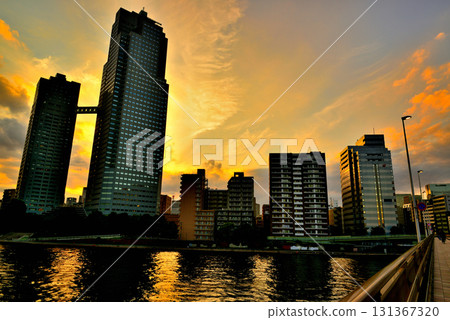 傍晚的聖路加花園，沐浴在橙色之中 131367320