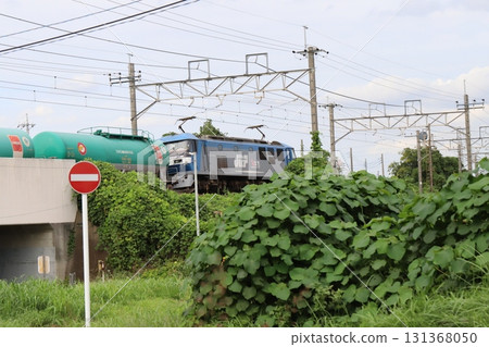 An EF210 electric locomotive and a Taki 1000 tank car run on a railway bridge over the Moto-Arakawa River near Hasuda City, Saitama Prefecture. 131368050