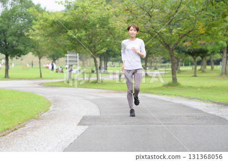兩個女人在公園跑步 131368056