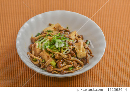 Stir-fried deep-fried tofu and nameko mushrooms Stir-fried deep-fried tofu and nameko mushrooms 131368644
