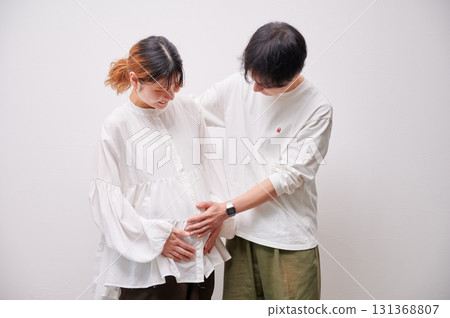 Couple facing each other, pregnant woman, maternity 131368807