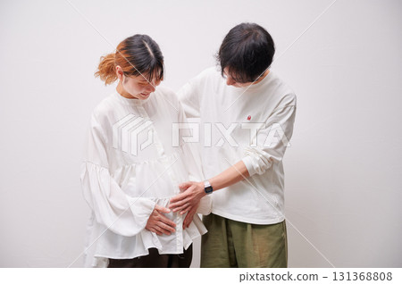 Couple facing each other, pregnant woman, maternity 131368808