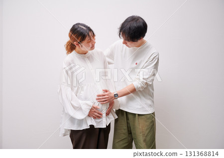面對面的夫婦,孕婦,孕婦 面對面的夫婦,孕婦,孕婦 131368814