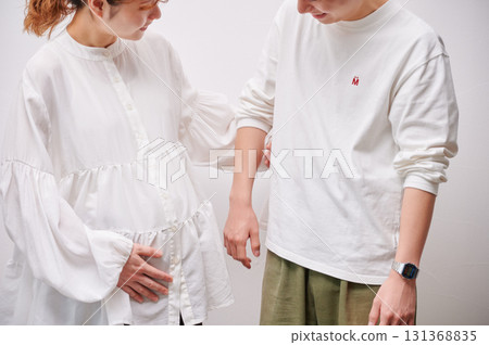 面對面的夫婦,孕婦,孕婦 面對面的夫婦,孕婦,孕婦 131368835