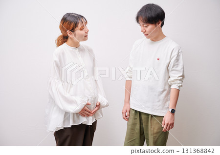 Couple facing each other, pregnant woman, maternity 131368842
