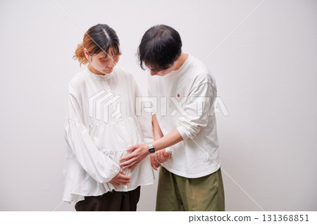 Couple facing each other, pregnant woman, maternity 131368851