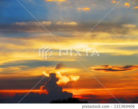 夕陽的天空美麗的風景 夕陽的天空美麗的風景 131369406