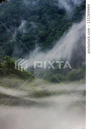 River mist spreading over the dam lake, Tenryu River, Yoshise Dam 131369464