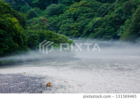 River mist spreading over the dam lake, Tenryu River, Yoshise Dam 131369465