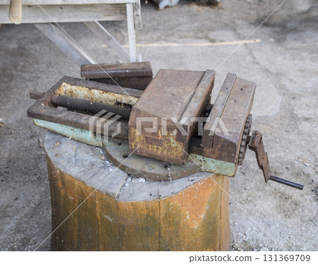 Older vise. Tool clamping components. Household tools. Older vise. Tool clamping components. Household tools. 131369709