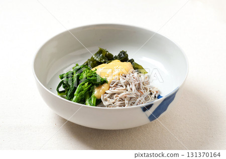 醋味噌拌銀魚、裙帶菜和油菜花 醋味噌拌銀魚、裙帶菜和油菜花 131370164