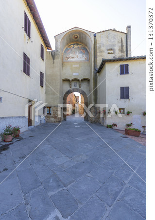 Archway and fresco painting in Pienza, Tuscany, Italy Archway and fresco painting in Pienza, Tuscany, Italy 131370372