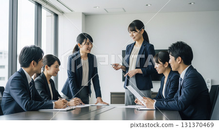 日本商務團隊熱烈討論 131370469