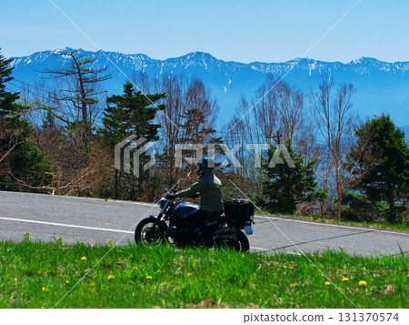 禦嶽山天際線的秋天:以白雪皚皚的中央阿爾卑斯山為背景,一輛摩托車爬山 禦嶽山天際線的秋天:以白雪皚皚的中央阿爾卑斯山為背景,一輛摩托車爬山 131370574