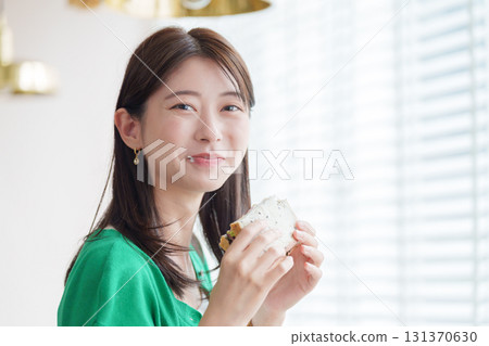 吃三明治的婦女 吃三明治的婦女 131370630