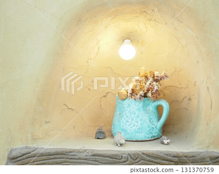 杯形花瓶，盛有乾燥花 131370759