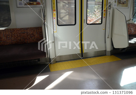Train door 131371096