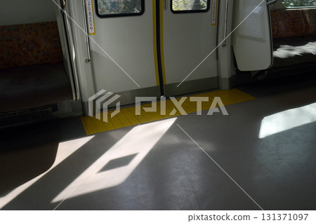 Train door 131371097