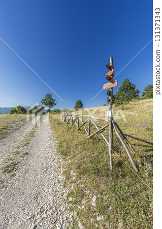Signpost showing hiking directions along rural path in Arquata del Tronto Signpost showing hiking directions along rural path in Arquata del Tronto 131371343