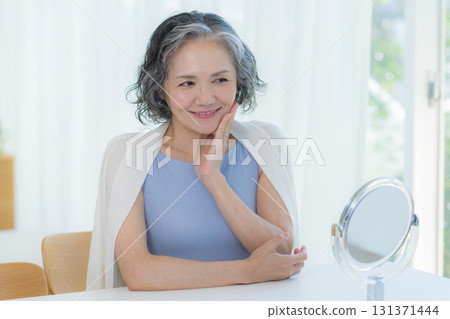 做護膚的資深婦女 做護膚的資深婦女 131371444