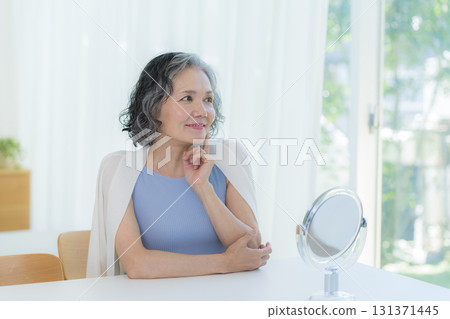 Senior woman doing skin care 131371445