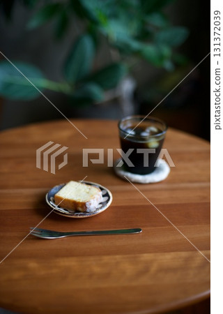 冰咖啡和檸檬蛋糕作為小吃 冰咖啡和檸檬蛋糕作為小吃 131372039