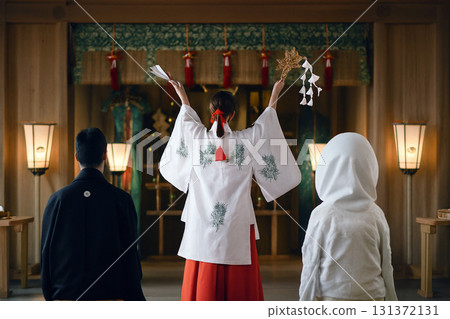 神道教婚禮上的巫女舞 131372131